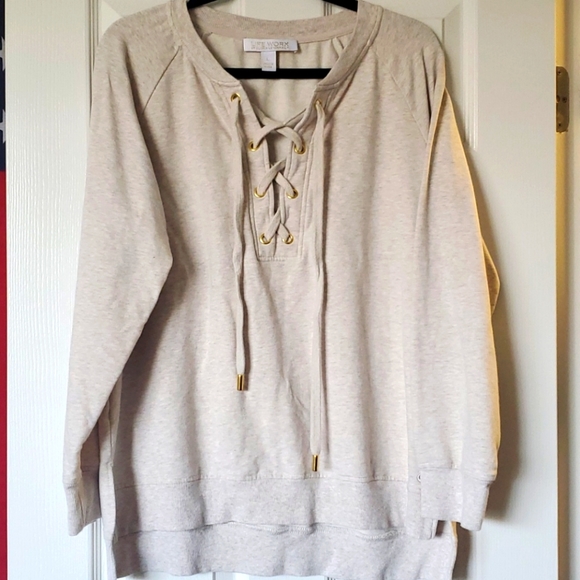 Cream sweater, long sleeve, with gold accents - Picture 1 of 1